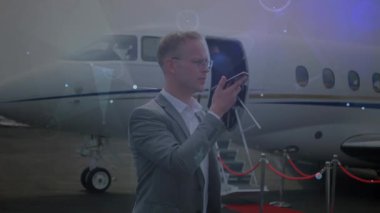 Havaalanındaki beyaz iş adamının veri işleme animasyonu. Küresel iş ve dijital arayüz kavramı dijital olarak oluşturulmuş video.