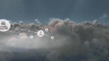 Gökyüzündeki gri bulutlara karşı profil simgeleri ağının animasyonu. Küresel ağ ve iş teknolojisi kavramı