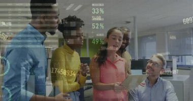 Muhtelif meslekdaşların ofiste tartışırken ve gülümserken veri işleme animasyonu. Bilgisayar arayüzü ve iş veri teknolojisi kavramı