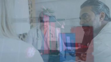 Erkek doktor üzerinde Coperid 19 virüs veri işleme animasyonu. Küresel covid 19 salgın, sağlık, hesaplama, bağlantılar ve veri işleme kavramı dijital olarak oluşturuldu.