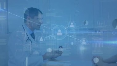 Dijital şehir ve veri işleme üzerinden bağlantı ağının animasyonu. Küresel iş bağlantıları ve dijital arayüz konsepti dijital olarak oluşturulmuş video.