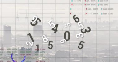 Şehir manzarası üzerinde finansal veri işleme animasyonu. Küresel finans, iş, bağlantılar, hesaplama ve veri işleme kavramı dijital olarak oluşturulmuş video.