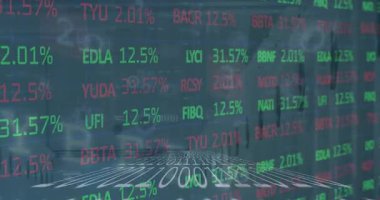 Haritalar ve ikili kodlama üzerinden finansal veri işleme animasyonu. Küresel iletişim, iş, veri ve dijital arayüz kavramı dijital olarak oluşturulmuş video.