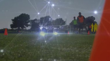 Çeşitli futbol oyuncuları üzerinde ışık noktalarıyla bağlantı ağının animasyonu. Dijital olarak oluşturulmuş küresel bağlantılar, spor ve dijital arayüz kavramı.
