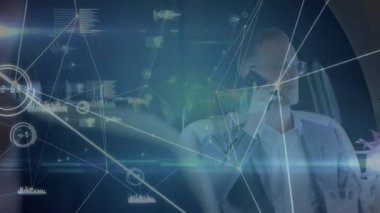 Kafkas iş adamlarının cep telefonuyla konuştuğu noktaların ve grafiklerin animasyonu. Dijital bileşik, çoklu pozlama, iletişim, aydınlanma, rapor ve teknoloji kavramı.