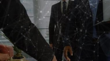 Dünya 'nın animasyonu ve çeşitli iş adamlarının el sıkışması. küresel iş, bağlantılar, ağ oluşturma, dijital arayüz ve dijital olarak oluşturulmuş video işleme kavramı.