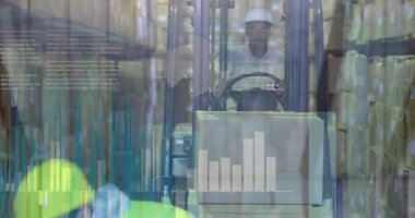 Kafkas erkek işçinin depoda forklift kutusunu istiflemesi üzerine veri işleme animasyonu. Lojistik işi ve teknoloji konsepti