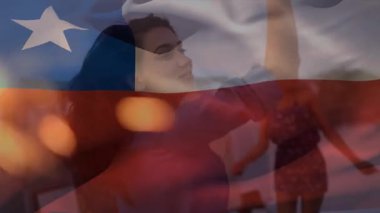 Sahildeki bir grup arkadaşın üzerinde Şili bayrağı sallamanın animasyonu. seyahat ve tatil konsepti, dijital olarak üretilen video.
