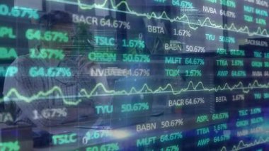 Tüccar, dizüstü bilgisayarı güncelleyen, daktilo eden, notları kontrol eden, alım satımları yeniden değerlendiren grafikler olarak izliyor. Analist, finans, masa, veri, dijital, minimalist, kurumsal