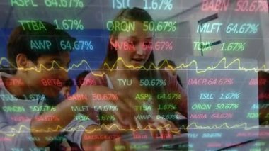 Dizüstü bilgisayar kullanarak çeşitli öğrencilerin veri işleme animasyonları. Küresel eğitim ve dijital arayüz kavramı dijital olarak oluşturulmuş video.