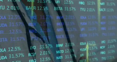 Gülümseyen kadın doktor üzerinden finansal veri işleme animasyonu. Küresel tıp, sağlık sevenleri, işletme, finans ve veri işleme kavramı dijital olarak oluşturulmuş video.