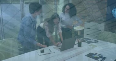 Bilgi arayüzü animasyonu, çeşitli kadın yöneticiler dizüstü bilgisayardaki iş arkadaşlarına raporları açıklıyor. Dijital bileşik, çoklu pozlama, küresel, iş dünyası, takım çalışması, iletişim ve teknoloji.