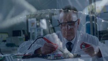 Kıdemli bilim adamlarının kırmızı işaretleri test kartına yönlendirirken sarmal ve veri noktaları ortaya çıkıyor. Yenilikçi, teknolojik, analitik, hassas, bilimsel, modern, kavramsal