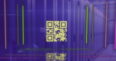 Bilgisayar sunucuları üzerinden veri işleme ve qR kodlarının animasyonu. Dijital olarak oluşturulmuş küresel bağlantılar, hesaplama, dijital arayüz ve veri işleme kavramı.