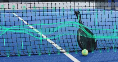 Siyah padel raketi, mavi kortta tenis topu, yeşil dalga formunda, kopyalama alanı. Raket, küre, kaplama, hareket, minimum, tesis, spor