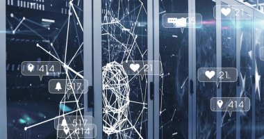 Sunucu odasında parlayan cam sunucu dolapları, kablo ağ örgüsü ve UI simgeleriyle gösteriliyor. Fütürist, neon, mavi, raf, kaplama, bildirimler, düğümler