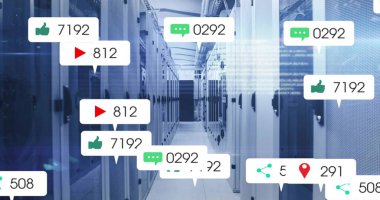 Veri merkezinde, sosyal baloncuklar eşliğinde serin mavi sunucu rafı koridoru LED ışıklarla gösteriliyor. Yüksek teknoloji, koridor, kablolama, altyapı, dijital, simetri, yansıtıcı