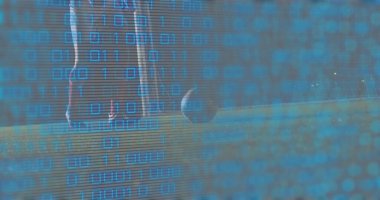 Kramponlu ve çoraplı futbolcu ikili kaplamayla kaleye yakın kalede topu kontrol ediyor. Futbol, çimen, botlar, ağ, açık hava, şebeke, mavi