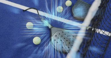 Beyaz çizgi, toplar ve ağ yakınlarındaki mavi çim üzerinde bilek kayışı ile dinlenme merkezi padel raketi. Raket, mahkeme, yüzey, hareket, parıltı, parlama, yakınlaşma