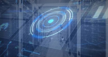 Sunucu odası koridorunda sunucu rafları ve LED 'lerle asılı duran holografik dairesel arayüzü gösteriyor. Veri tabanı, fütürist, dijital, üst üste, devre, ızgara, mavi