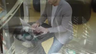 Bilgisayar kullanan beyaz iş adamının veri işleme ve ikili kodlama animasyonu. küresel iş, bağlantılar ve veri işleme kavramı dijital olarak oluşturulmuş video.