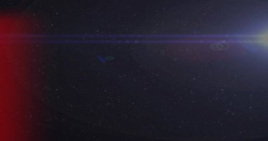 Yıldız patlaması yayıyor, doğru kaynak yıldızlara mavi çizgiler çiziyor, kırmızı sızıntı, kopyalama uzayı. Kozmik, yıldız alanı, halo, mavimsi, mor, renkli, anormal