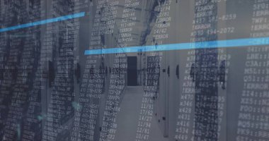 Kablo destelerini, yanıp sönen LED 'leri, mavi tarama hattını ve kod kaplamasını gösteren sunucu rafı alınıyor. Veri tabanı, dolaplar, kablolar, ışıklar, yansımalar, siber, fütürist