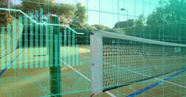 Açık tenis kortunda yakın plan tenis ve saydam veri örtüsüyle yeşil direğe odaklanıyor. Doku, yüzey, çizgiler, mavi, beyaz, ızgara, çizelge