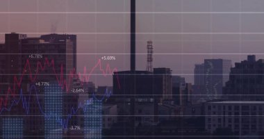 Ofisten alacakaranlıkta, kırmızı-mavi çizelgeler ve ızgarayla pencerenin kenarından gökyüzünü gösteriyor. Şehir manzarası, alacakaranlık, yükseklik, cam, kule, finans, grafikler