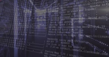 Üst üste konmuş Nmap çıktısı veri merkezi koridorunda gösteriliyor, raf sunucuları, kablolar, LED 'ler gösteriliyor. Ağ, tarayıcı, siber güvenlik, terminal, konsol, matris, yansımalar