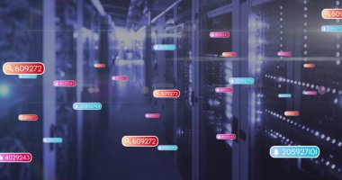 Parlayan merkezi sunucu rafları yüzen etiketlerle veri merkezi koridorunda mavi ışığı yansıtıyor. Kabine, neon, fütüristik, altyapı, koridor, kaplama, dijital