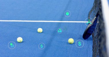 Dört sarı-yeşil tenis topu, mavi kortta ağa yaslanmış raket, deniz mavisi simgeleri, taban çizgisi. Kürek, kürek, kaplama, neon, semboller, halı, doku