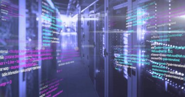 Veri merkezi koridorunda yanıp sönen LED 'lerle birlikte kod kaplamalı cam önlü sunucu dolapları gösteriliyor. Rack, muhafaza, yansımalar, kablolar, bağlayıcılar, neon, mavi