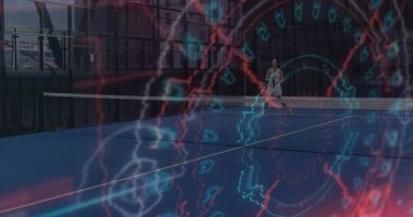 Beyaz elbiseli bir kadın mavi kortun yanında raket tutuyor. HUD ile, kopyalama alanı. Tenis, atlet, reklamcılık, şehir, yüzey, cam, eskrim