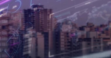 Alacakaranlıkta yansıtıcı camlar vasıtasıyla% 55 dairesel göstergelerle yüksek katlı binaları gösteriyor. Kentsel, ufuk çizgisi, pencere, yansıma, holografik, evet, üst üste