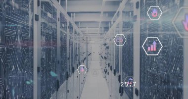 Merkezi sunucu koridorunda raflar, AR simgeleri ve sıcaklık 25.7 ile birlikte veri merkezi koridoru gösteriliyor. Dolap, mavi, fütüristik, holografik, kaplama, devre, endüstriyel