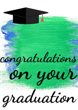 Tebrik mesajı ve mezuniyet şapkası beyaz arka plana mavi ve yeşil boya darbesi. mezuniyet töreni ve davetiye şablonu tasarım kavramı