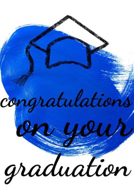 Tebrik mesajı ve mezuniyet şapkası ikonu beyaz arka planda mavi boya fırçası darbesi üzerine. mezuniyet töreni ve davetiye şablonu tasarım kavramı