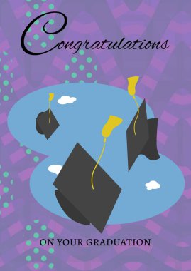 Yeşil noktalar ve mor arkaplandaki dalgalı çizgilere karşı tebrik mesajı ve mezuniyet şapkaları. mezuniyet töreni ve davetiye şablonu tasarım kavramı