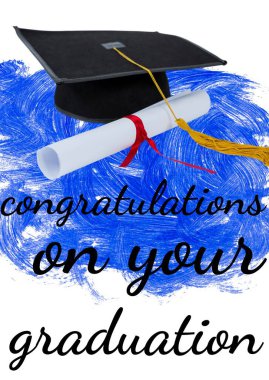 Tebrik mesajı ve mezuniyet şapkası ve beyaz arka planda mavi boya darbesi üzerine diploma. mezuniyet töreni ve davetiye şablonu tasarım kavramı