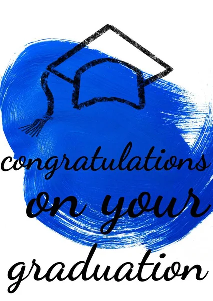 Tebrik mesajı ve mezuniyet şapkası ikonu beyaz arka planda mavi boya fırçası darbesi üzerine. mezuniyet töreni ve davetiye şablonu tasarım kavramı