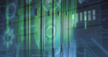 Sanal arayüz üzerinde yeşil paneller, küre ve grafiklerle merkezi dairesel HUD taraması gösteriliyor. Holografik, gösterge paneli, telemetri, siber güvenlik, görselleştirme, devre, ızgara