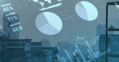 Şehir merkezini kapsayan yarı saydam veriler yansıtılıyor, turta grafikleri, yüzde etiketleri ve vinçlerle. Şehir manzarası, ufuk çizgisi, görselleştirme, gösterge paneli, analitik, mavi, fütüristik