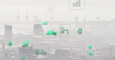 Puslu iskele ufuk çizgisinde yeşil sürdürülebilirlik simgeleri yansıtıyor. Elektrikli araba ve CO2 sembolleri var. Şehir, liman, vinç, çatı, kaplama, ikonografi, eko