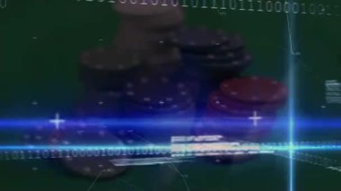Kumarhane çipleri üzerinde veri işleme ve ikili kodlama animasyonu. küresel iş, finans, kumar ve veri işleme kavramı dijital olarak oluşturulmuş video.