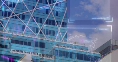 Beyaz destekli mavi cam duvar ve şehir manzarasında HUD örtüleri, saksıları gösteriyor. Skyline, mimari, Highrise, cephe, yansımalar, teraslar, yeşillik