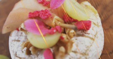 Cevizli krem peynir, yeşil üzüm yarımları ahşap tahtada altın ışıklı pembe taç yaprakları. Peynir, aperatif, makro, doku, renkli kaplama, gurme.