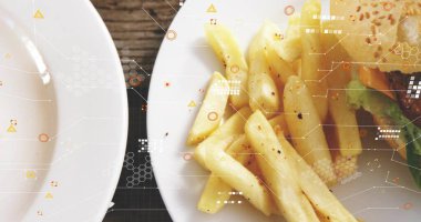 Beyaz seramik tabak, altın çeşnili patates kızartması ve ahşap masada susamlı çörek. Yakın plan, patates, çıtır, köfte, marul, tabak, mutfak.