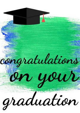 Tebrik mesajı ve mezuniyet şapkası beyaz arka plana mavi ve yeşil boya darbesi. mezuniyet töreni ve davetiye şablonu tasarım kavramı