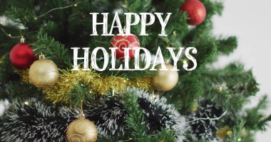 Evde sicim lambalarıyla parlayan, altın süslemelerle, kırmızı mücevherlerle dolu sonsuza dek yeşil bir çerçeve. Çelenk, süs, yakın çekim, doku, şenlik, dekor